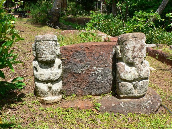 72- Les deux tikis de la tombe 